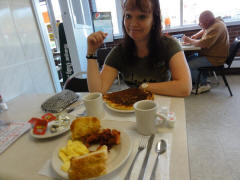 Birgit har fet 1 monster pandekage der mindst er 2 cm tyk... om man kunne bestille 3 hvis man var sulten !!