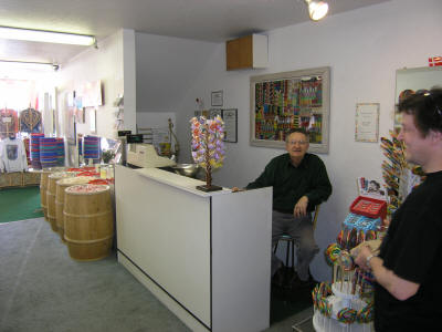 Her er Knud, som har en LANG slikbutik i Solvang